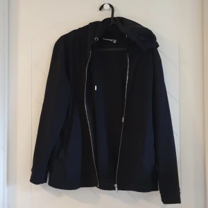 Träningsjacka - Svart träningsjacka med luva och dragkedja. Isolde, storlek M. 