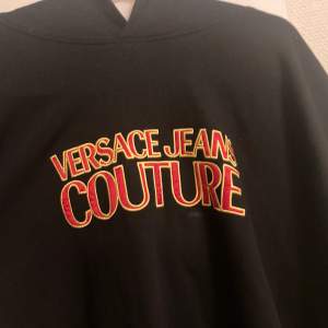 Versace tröja i bra skick, köptes ny i början på året för 2199kr
