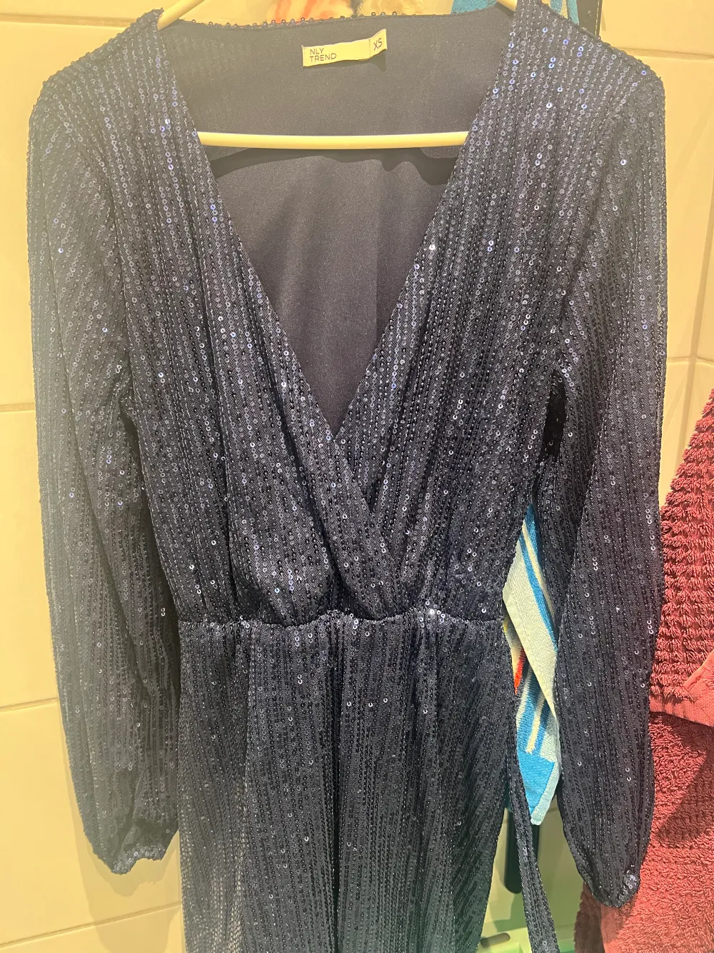 Säljer nu denna jättesnygga klänningen som är använd två gånger. Passar perfekt till nyår och lite festliga tillfällen🥳 skriv för fler bilder!💓köptes för 599 kr och säljer den för 300 kr men priset kan diskuteras!. Klänningar.