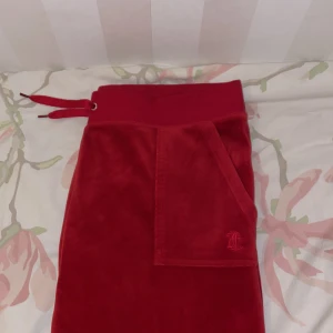 Juicy byxor - Säljer dessa då jag tröttnat på de och snabbt vill bli av med de. Nypris 600 men säljer för 400, pris kan diskuteras vid snabb affär. Storlek XL, men passar även som L och tillochmed M om man är lång. Metallbitarna har ramlat av men inget som märks till.