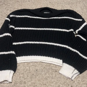 randig tröja  - söt randig stickad tröja! säljer för den e för liten för mig💗 den har några trådar som sticker ut men inget man tänker på.