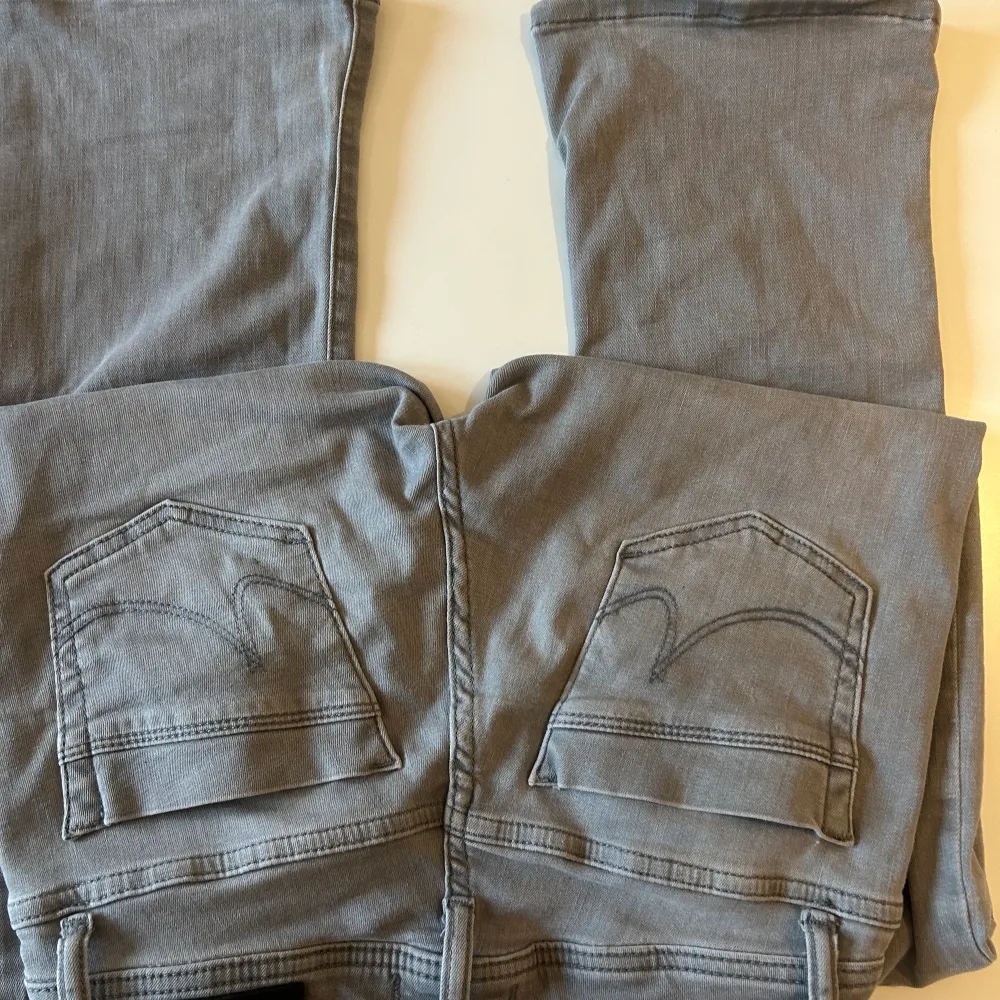 Hej, säljer nu mina mycket populära och slutsålda gråa Ltb jeans i modellen valerie. Inga defekter och väl omhändertagna. Kan även tänka mig att byta mot ett par i 25/34 eller 25/32. Kontakta mig vid frågor eller funderingar. ❤️ dom är förlängda.. Jeans & Byxor.