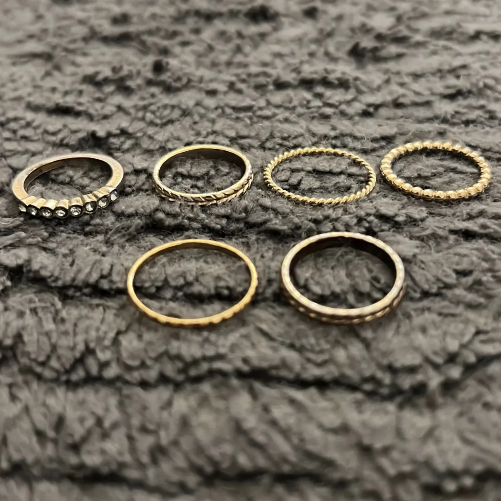 6 jättesnygga gulda ringar (inte äkta guld). Går att köpa separat, hör av er gärna isåfall! 🥰. Accessoarer.
