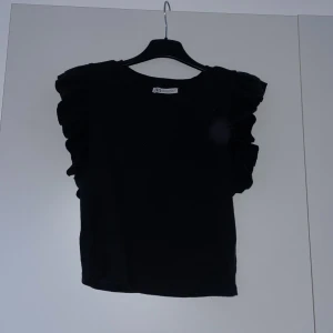 Topp - Zara topp med volang ärmar 