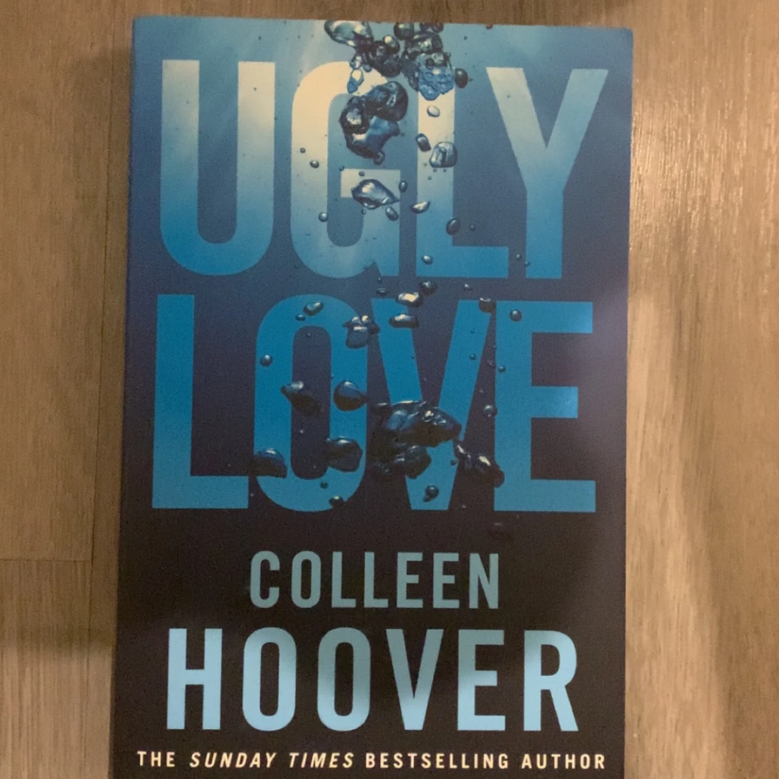 Bok- ugly love av Colleen Hoover