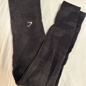 Gymshark tights - Tights från gymshark använda 2 gånger så som nya, i ett typ kamoflage mönster 