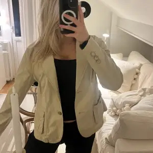 Kort beige lite tunnare jacka, passar perfekt till höst/vår. Köpt secondhand men knappt använd. Lite figursydd men sitter inte speciellt tajt på mig som vanligtvis har xs/s. Skriv privat för fler bilder. Köpare står för frakt💞 pris kan disskuteras