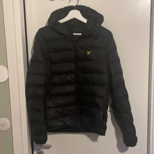 Säljer min Lyle & skott jacka eftersom den blivit för liten för mig. - Köpte den för 1200kr. Jackan är använd och har ett litet håll som knappt syns. Skick 8/10