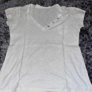 Vit tröja  - Vit tröja som har genomskinliga knappar ser ut som ny. 
