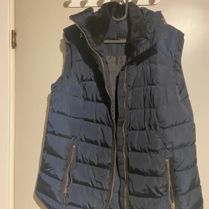 Väst - Säljer nu min min väst använder inte den längre 