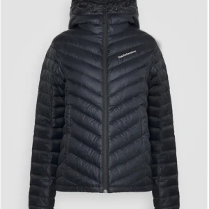 Peak performance jacka - köpte nyss denna jacka men tyvärr var inte storlek rätt. Det finns två små hål på jackan, en fram o en bak, därav priset.