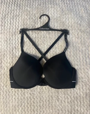 Calvin Klein push up bra - Helt oanvänd Puch up bra från Calvin Klein, endast provad  Säljes då den inte passar Pris kan diskuteras  