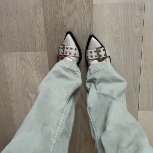 Gröna jeans - Säljer nu mina super fina gröna jeans med fickor framtill. Nästan aldrig använda. Dessa är långa på mig som är 174cm och är i storlek 38.