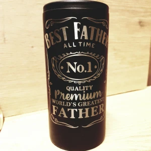Graverad läsk kylare "can cooler" - Present till farsdag? Svart pulver lackad läsk kylare "can cooler" för slimmade läsk burkar. Håller kyla men oxå värme. Ändast öppnad för gravering. Vill man ha ett eget motiv eller namn osv. Hör a  er.  Finns i svar, rosa, turkos