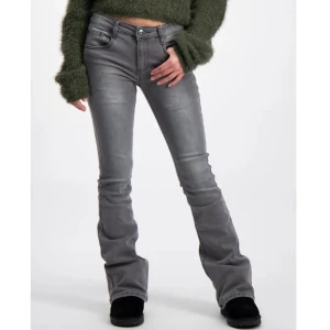 gråa jeans kidsbrandstore  - low waist gråa bootcut jeans från kidsbrandstore, endast testat. modellen på bilden är 160cm. Nypris 549kr, kan även sänka priset. skriv privat för egna bilder o frågor 💕