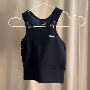 Tränings topp - Jättefin träningstopp från Stronger, aldrig använd 💕