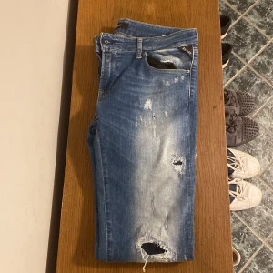 Replay Jeans - Säljer mina otroligt fräscha slim fit REPLAY JEANS då dem sitter för tajt på mig. Använda cirka 3-4 gånger. Nypris 1799kr. Sitter även i mindre storlekar. Skriv vid minsta fundering!