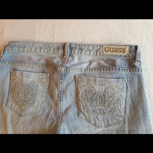 Lågmidjade flare jeans - Säljer dessa sjukt snygga jeans från guess med lågmidja pga att de inte passar mig :( Sjukt coola fickor och jag skulle säga att dom passar 36-38 🥰