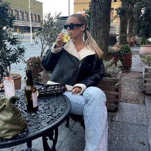 Snygg skinnjacka  - Jättefin, bra omhändertagen och luftig skinnjacka från zara! Sparsamt använd och väldigt mjuk på insidan.