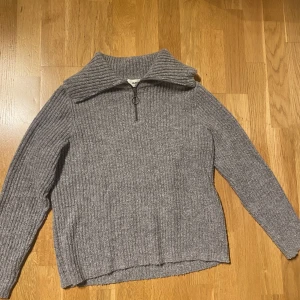 Grå stickad tröja - Superfin grå stickad tröja med dragkedja. Säljer då den tyvärr har blivit för liten för mig:( Storlek S 💗💗