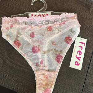 Ny stringtrosa från provkollektion  - Storlek S