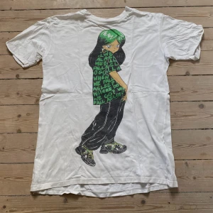billie eilish tröja - KÖPAREN STÅR FÖR FRAKTEN  billie eilish anime tröja, i bra skick men en liten fläck.
