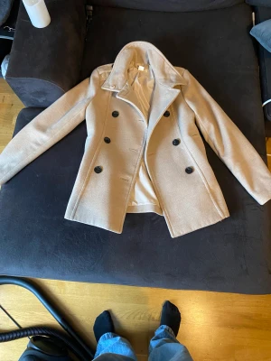 Kappa  - Beige kappa från hm lite tjockare matrial . Använde den förra hösten nu passar den inte längre 