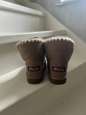 Mou skor - Säljer mina jättefina mou skor i färgen beige, köpta i veckan och använda endast 2 ggr. Storlek 39. 🔥nypris: 2000kr