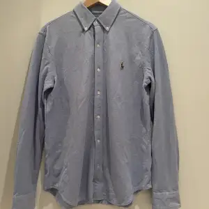 En jättefin ljusblå skjorta från Ralph Lauren! Storleken M. Inga fläckar eller skador och knappt använd! Hör av dig vid frågor! 
