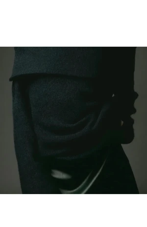 Off shoulder tröja  - Säljer denna mörkgröna off shoulder tröja eftersom jag inte använder den. Jag fick den i present men den passade inte och kund ej lämna tillbaks. Prislappen är kvar och har aldrig använts. Om man köper en ny sådan tröja kostar det 300 kr. Fynda nu!