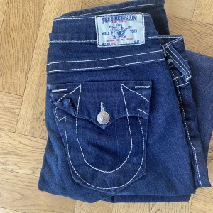 True religion jeans - Så snygga lågmidjade och utsvängda true religion jeans💕 säljer då dem tyvär är för långa för mig. Inga defekter, storlek 29