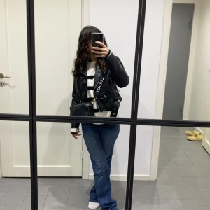 Skinnjacka från bershka - Säljer min skinnjacka eftersom jag köpte fel storlek och kunde inte returnera 