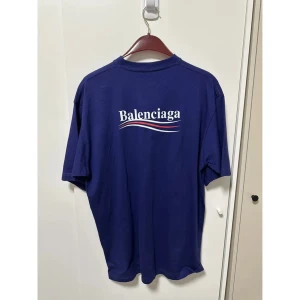 Balenciaga t-shirt  - Köpt på balenciaga och har tag kvar att den är legit checkad av Vestiaire. Kan gå ner i pris för snabb affär hmu köpt för 6 000