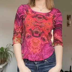 Mönstrad trekvartsärmad tröja - Coolt mönstrad tröja från märket René Derhy. Kommer inte till användning tyvärr