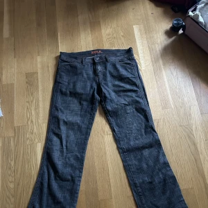 Jeans - Gråaktiga Jeans me utsvängda ben och röd/orangea sömmar från zoul, väldigt fin passform och väldigt bra matrial tjockt jeanstyg:) priset kan diskuteras