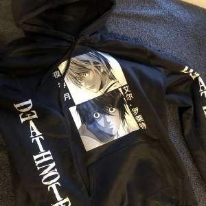 Death note hoodie i storlek XS för endast 100kr