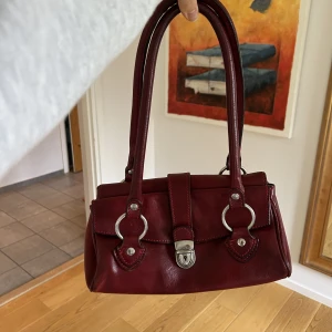 Handväska - Så snygg vintage läderhandväska i perfekt storlek!! Så snygg till hösten😍