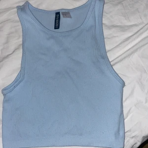 Blå topp - Lite nopprig men annars i bra skick 