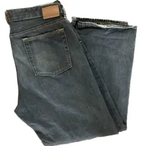 Mörkblå jeans i bra kvalitet! Säljer eftersom det är fel passform på mig och för långa  