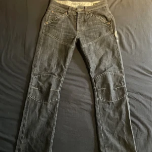 G star raw jeans  - 96 jeans  Har inken hake därbak och en påsydd knapp 