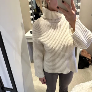 Stickad tröja  - Stickad tröja från Gina. Stl s 