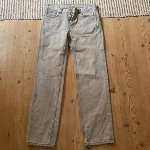 Gina tricot jeans som är lågmidjade - Dom här jeansen är super fina och bra skick förutom att det är lite slitningar längst ner bara som man ser på bilderna.🩷Det är i strl 38, och kostar 500kr som nya men jag säljer för 240kr + frakt.