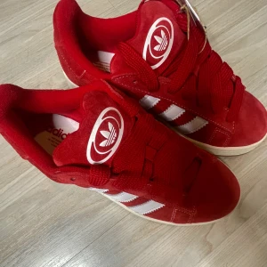 Adidas campus 00s röd - Helt nya campus 00s röda (slutsålda på hemsidan just nu) prislapp och kartong ingår💋säljer pga fel storlek.