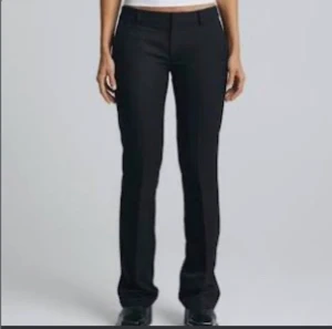 Lågmidjade kostymbyxor - Jätte fina kostymbyxor som används ett få par gånger. Jag säljer dem eftersom dem tyvärr är för korta på mig och jag är 165.  Jag köpte dem för 500 och eftersom dem är så gott som nya tycker jag dem är värt 450 