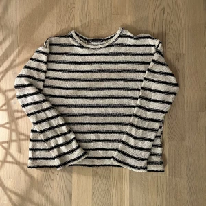 Tunn stickad tröja  - Jag säljer denna supergulliga och supersnygga tröja då den tyvärr inte kommer till användning längre💕 priset kan diskuteras😊
