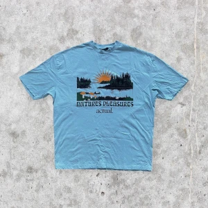 Retro Oversized T-shirt med tryck på - En retro tisha från ASOS. Bra kvalité. Snygg mudd runt halsen. Dock för stor för mig därav säljes. Använd en gång. Storlek XS, sitter som L. Axlar 60 cm, längd 71 cm. För fler bilder eller mer mått kontakta mig 😁