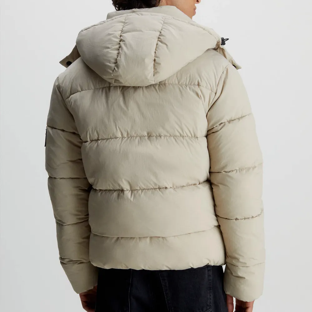 Hej, säljer min Calvin Klein jacka då jag ej använder den längre. Använd  fåtal gånger under vinter 2022 och är nu redo för att sälja den. Perfekt skick, så gott som ny.  Originalpris 2200kr. Jackor.