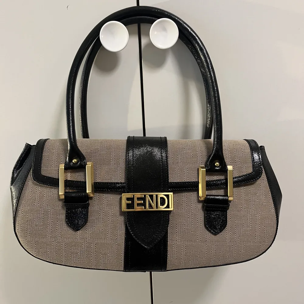Fendi vintage baguette bag, bought in 2005 by my mom in Rome! Used twice, it doesn’t have a scratch. As new, it still has the label!! Impossible to find, really rare vintage. . Väskor.