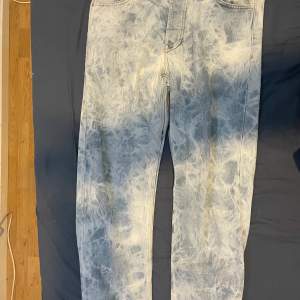 Baggy jeans från junkyard. Lite slitet längst ner på byxorna. Nypris ca 600kr