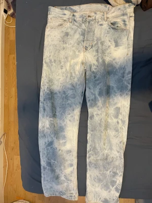 Baggy Jeans - Baggy jeans från junkyard. Lite slitet längst ner på byxorna. Nypris ca 600kr
